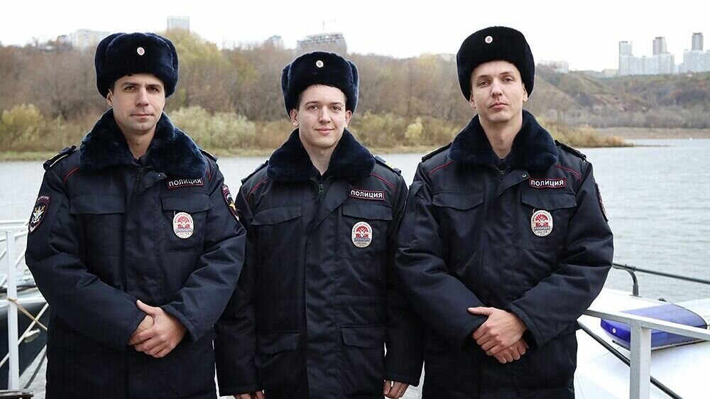     Нижегородские полицейские спасли мужчину, который оказался в ледяной воде. Тонущего заметили во время дежурства, рассказали в УТ МВД по ПФО.