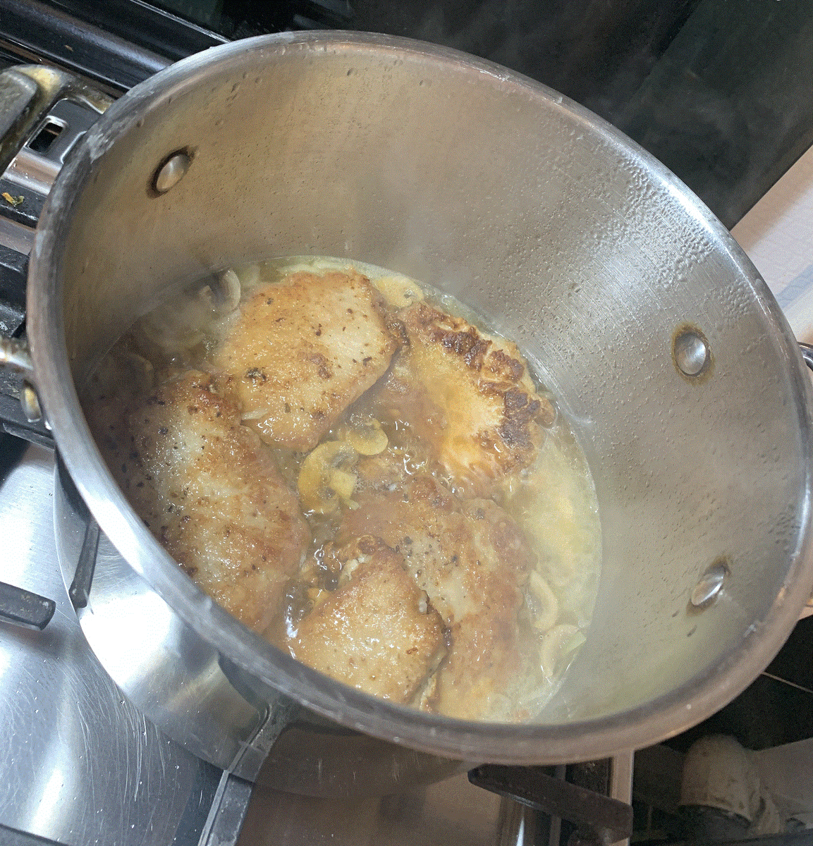 На дно кастрюли тоже можно лук и шампиньоны.