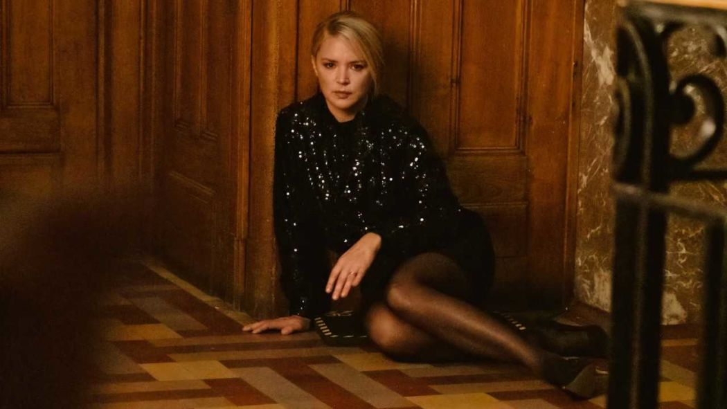 Кадр из фильма Madeleine Collins. Режиссер: Антуан Барро. Оператор: Гордон Спунер. Производство: BE TV, Canal+ [fr], Casa Kafka Pictures Movie Tax Shelter Empowered by Belfius, Ciclic - Région Centre, Ciné, Cinécap 3, Cinéforom, Close Up Films, Cofimage 31, Département de la Seine-Saint-Denis, Eurimages, Frakas Productions, La Direction de L'Audiovisual de Communaute Francaise de Belgique, Le Tax Shelter du Gouvernement Fédéral de Belgique, Les Films du Bélier, Loterie Suisse Romande, Office Fédéral de la Culture, Pictanovo, Région Hauts-de-France, Radio Télévision Belge Francofone (RTBF), Radio Télévision Suisse (RTS), Sacem, Société des Producteurs de L'Angoa, Sofica Manon 10, SRG SSR idée suisse, VOO. Показ в России: Экспонента