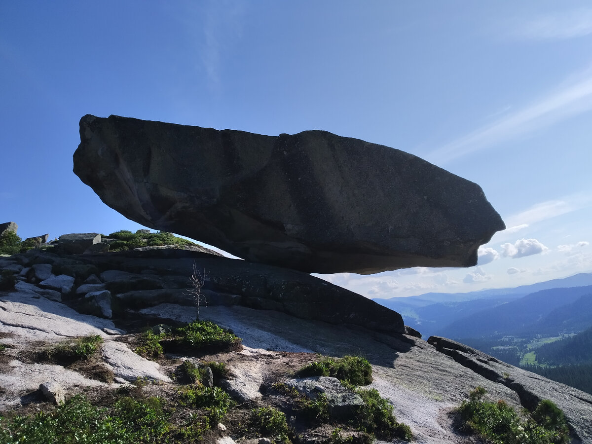 Висячий камень