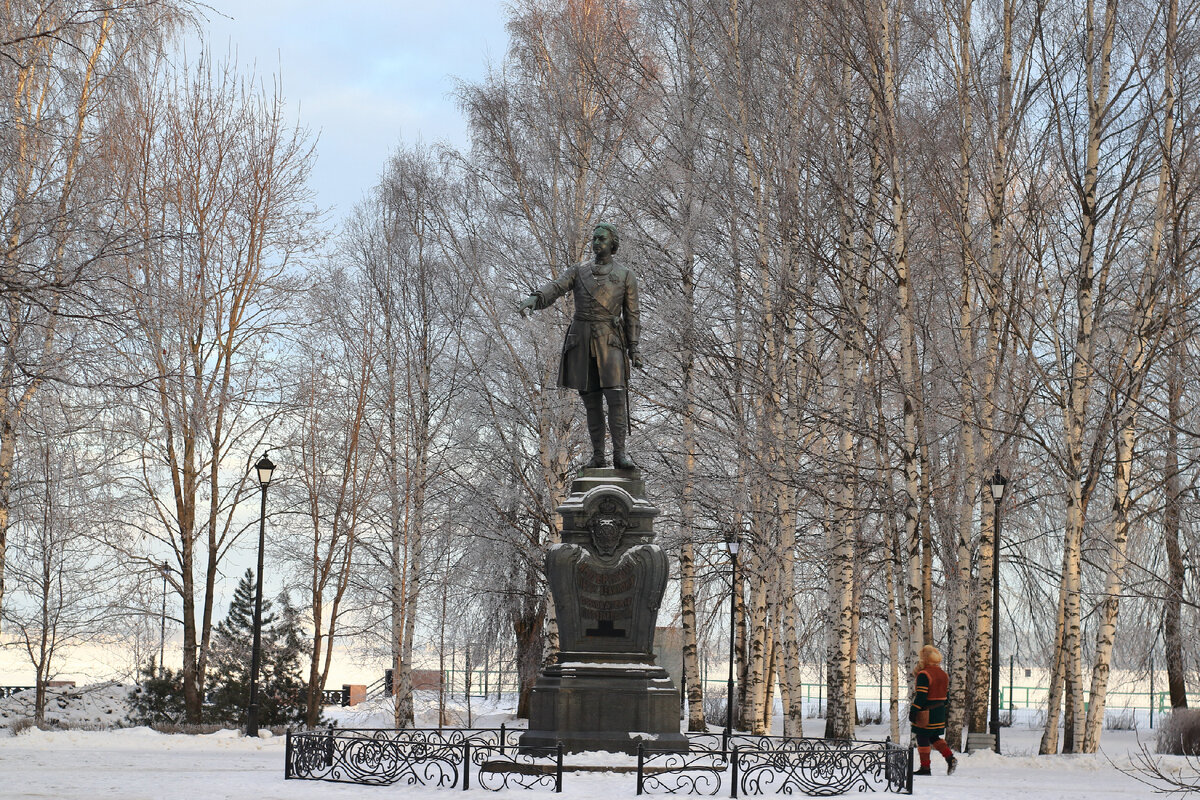 Памятник Петру Первому на Онежской набережной в Петрозаводске