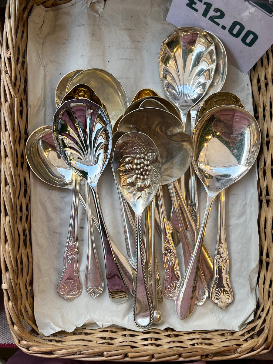 Вот как эта ложка выглядит спереди - с барельефом ягод, фруктов и цветов. Фотография из личного архива. 