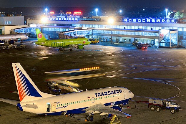 Погода аэропорт новосибирск. Новосибирский аэропорт. Толмачево ночью. Новосибирский аэропорт фото. Аэропорты Москвы Взлетка.