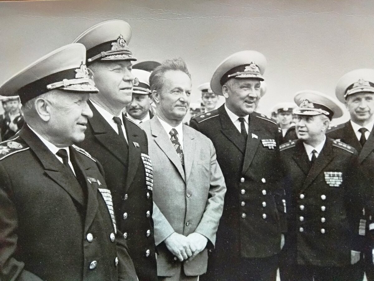 Кавалер двух орденов Октябрьской Революции адмирал Ховрин Николай Иванович (4 слева).