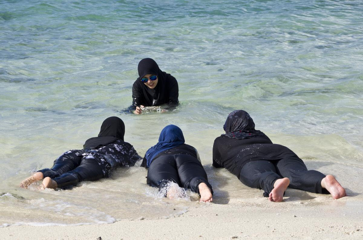 Скрытый камера мусульманский. Буркини Хургада. Буркини Иран. Буркини мусульманский. Мусульмане на пляже.