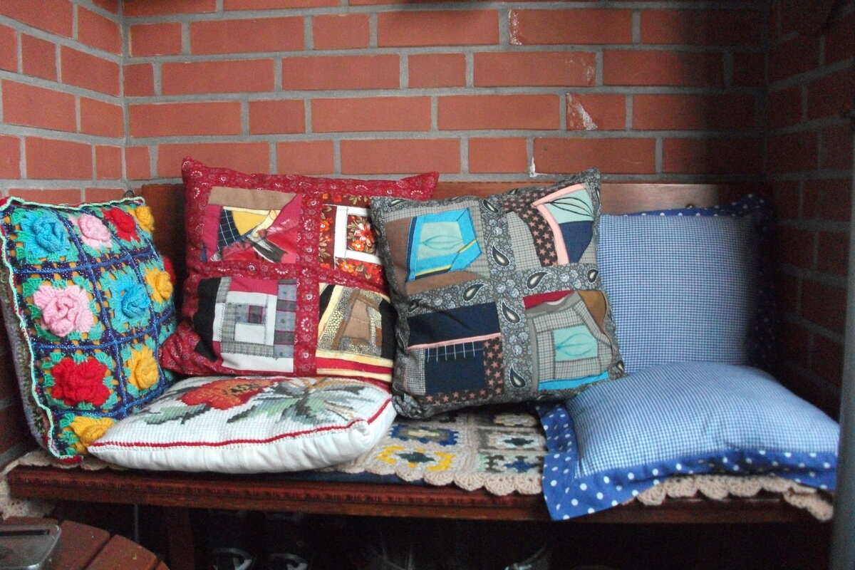 две подушки в технике крейзи, но это не точно. во  всяком случае я  хотела крейзи