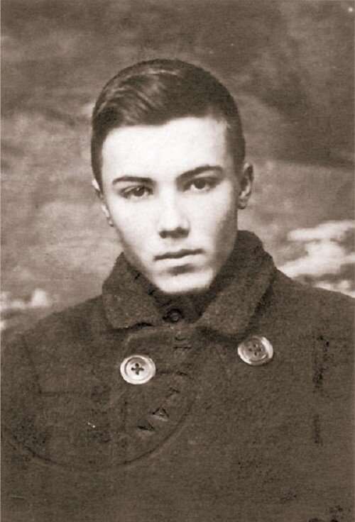 Юрий Рерих в юности.Фото взято из открытого источника в Интернете. https://cdn.fishki.net/upload/post/201508/16/1630939/v12_08-un03.jpg