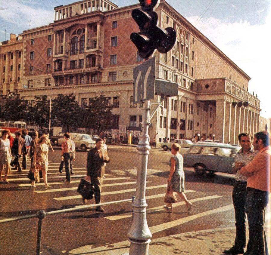 Перекрёсток на Триумфальной (Маяковского) площади, 1977 г.