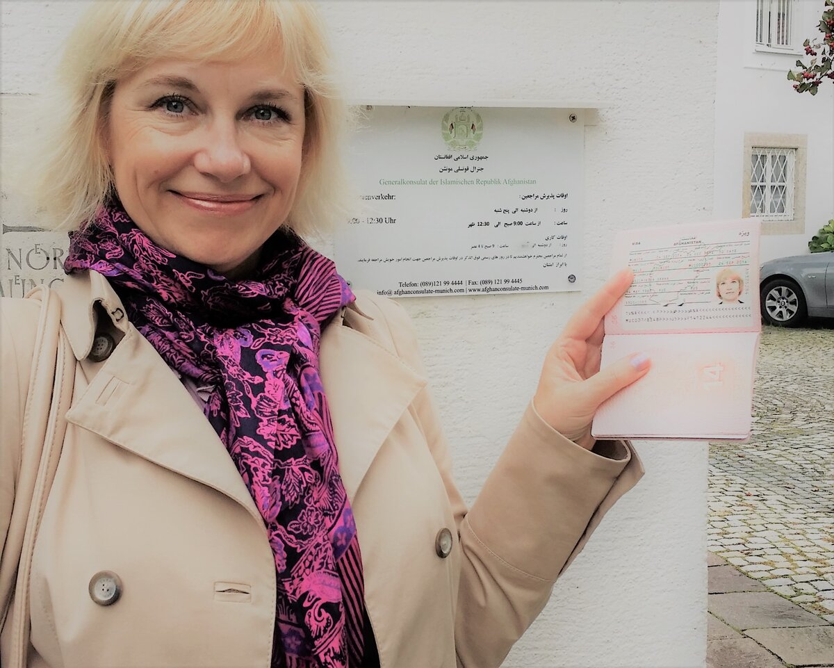 У ворот афганского консульства: Виза есть!