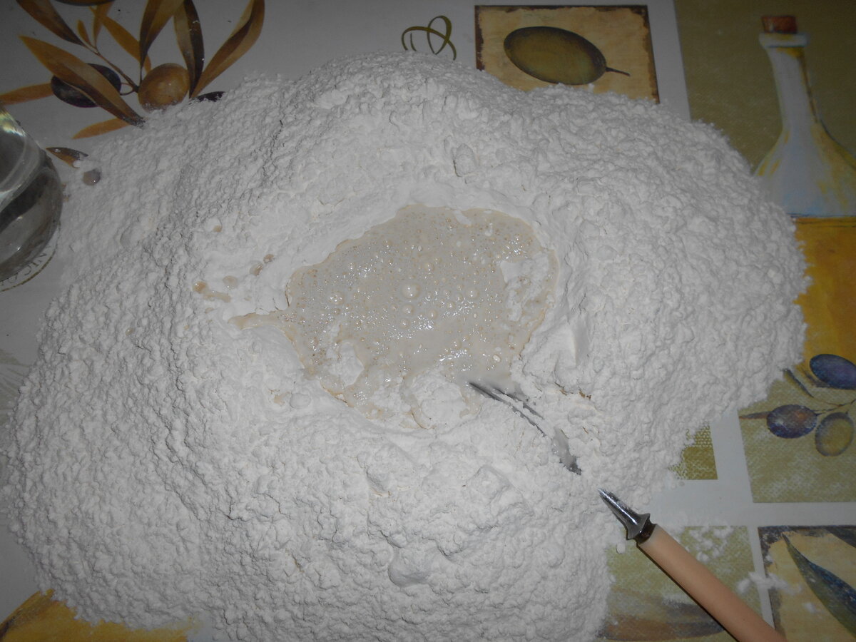 Делаем ямку, туда соль и теплую воду, потом немного растительного масла