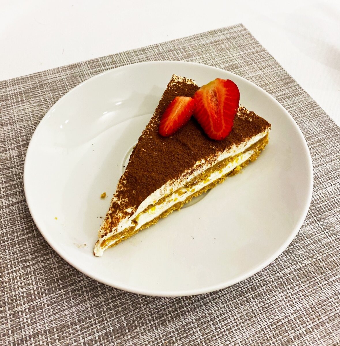 кусочек торта с клубникой