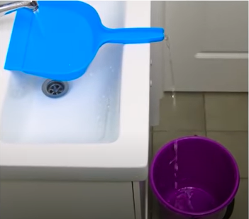 Как налить воду в ведро