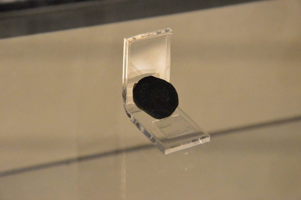 Денарий Тита из Дома Золотого Браслета на выставке «Tesori sotto i lapilli» в Антиквариуме Помпей. Фото: Parco Archeologico di Pompei. 