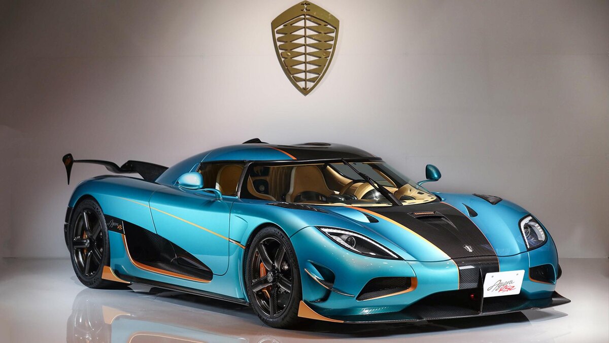 2-место

Koenigsegg CCXR Trevita
В моторном отсеке этой модели установлен V-образный силовой агрегат объемом 4.8 литра на 8 цилиндров, который способен генерировать 1018 «лошадей». Ускорятся до «сотни» за 2.9 секунды, максимальная скорость — 402 км/ч.
Этот уникальный автомобиль обойдется своему будущему владельцу в 4 млн 800 тыс. долларов или 319 млн 683 тыс. рублей.