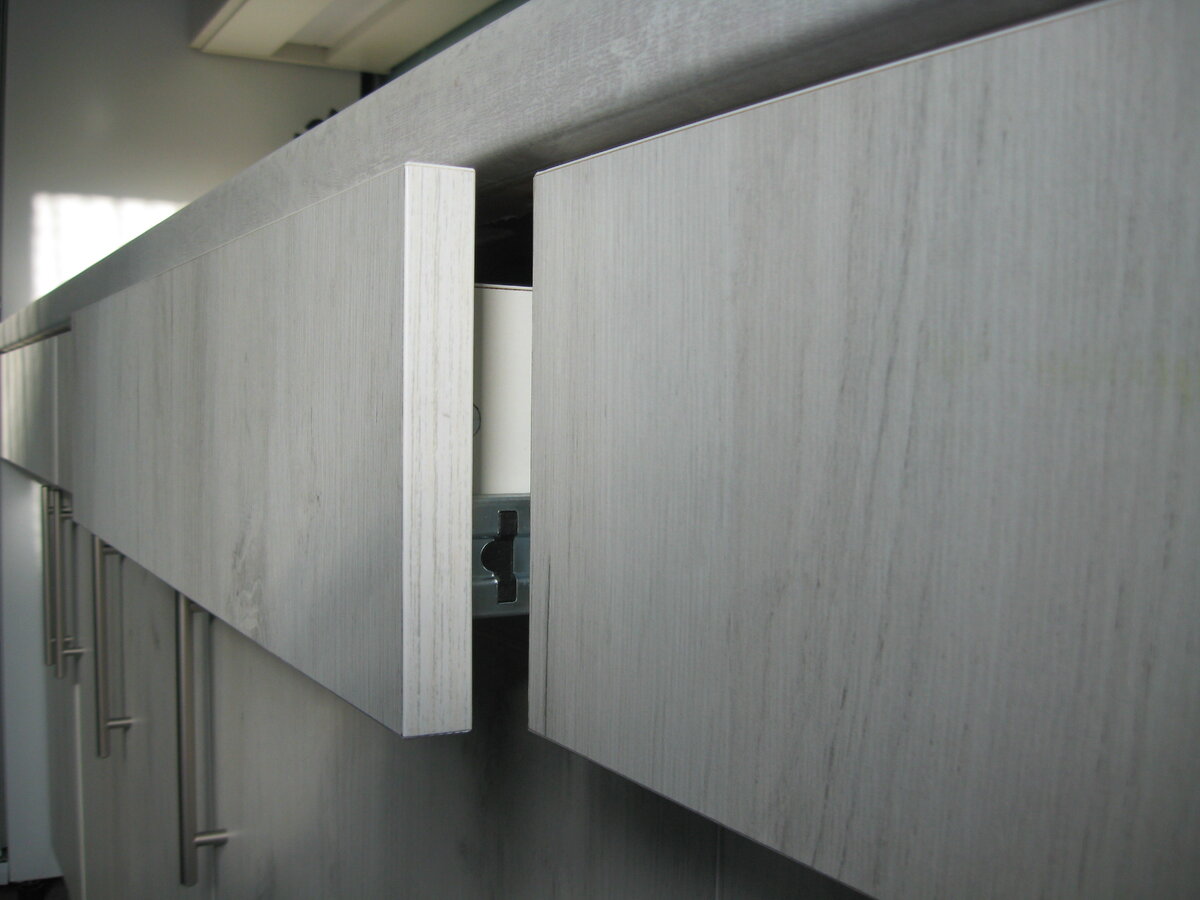 Вынос ящика относительно столешницы