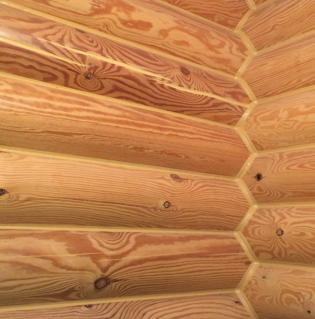 Каким образом герметик располагается на деревянном покрытии?