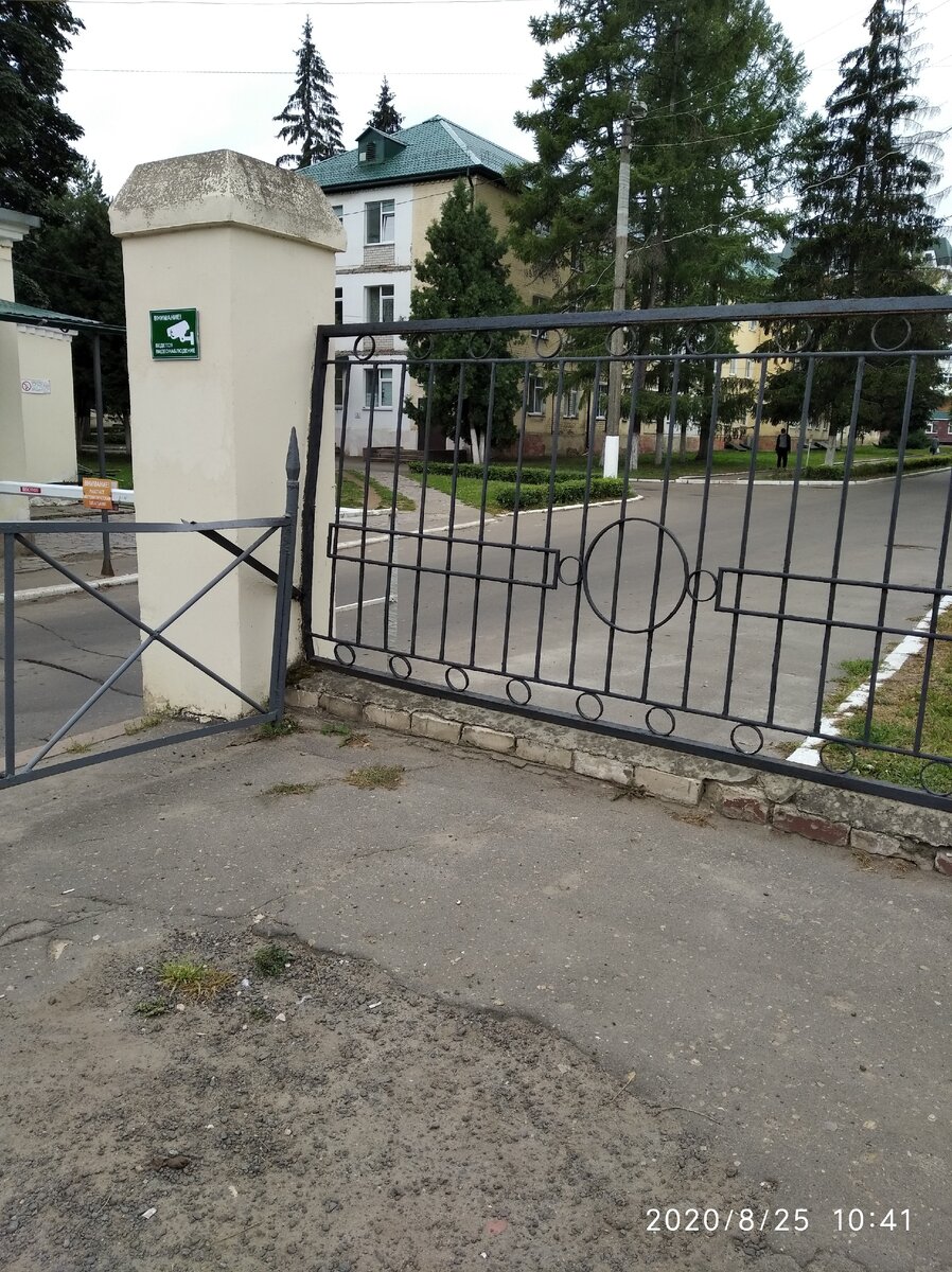 Въезд на территорию больницы Скорой помощи.