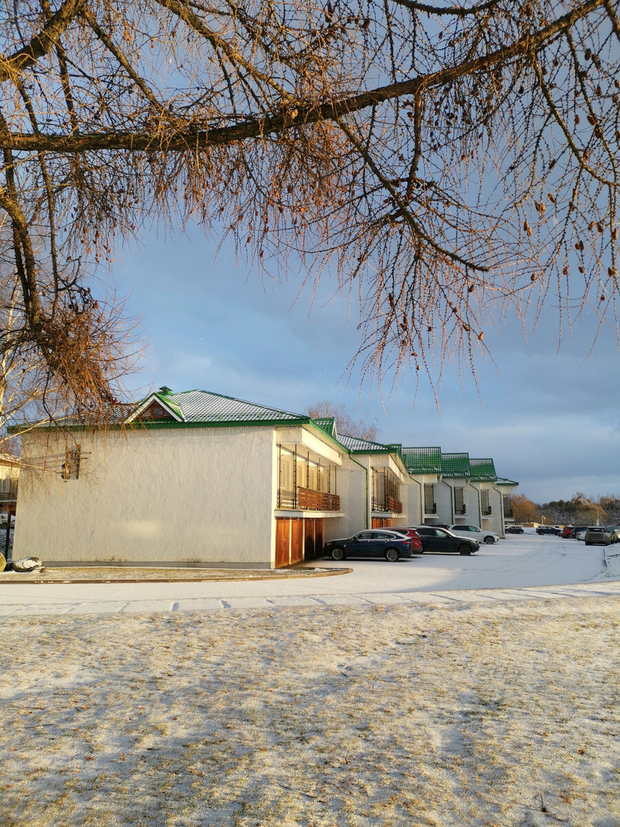 Каждый таунхаус состоит из 2 этажей.На первом этаже  расположен гараж для машины, санузел, прихожая, а на втором - две спальни .