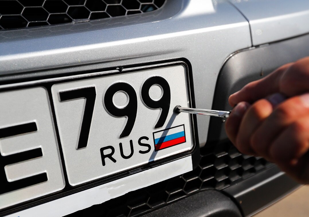 Всегда берите с собой отвертку в ГАИ, потому что никто за вас номера откручивать не будет :)