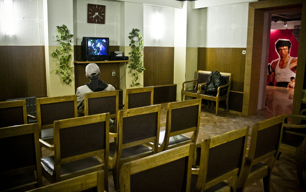 Обычный интерьер видеосалона. 