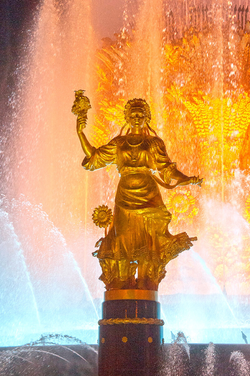 Памятная фигура фонтана дружбы народов воплощает гармонию и взаимопонимание между различными культурами