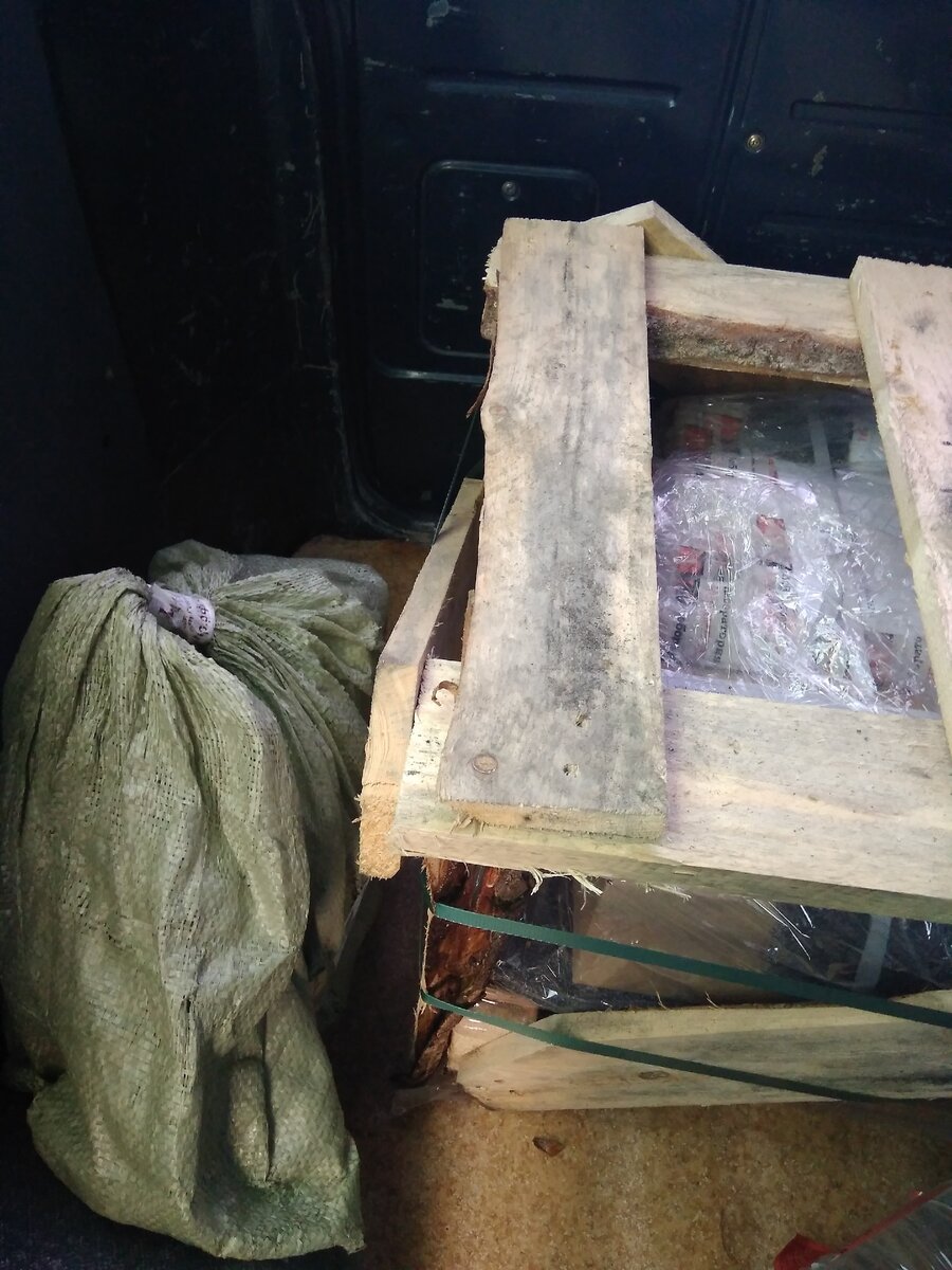 Одинаковые по весу и содержанию посылки и такие разные по упаковке и стоимости доставки