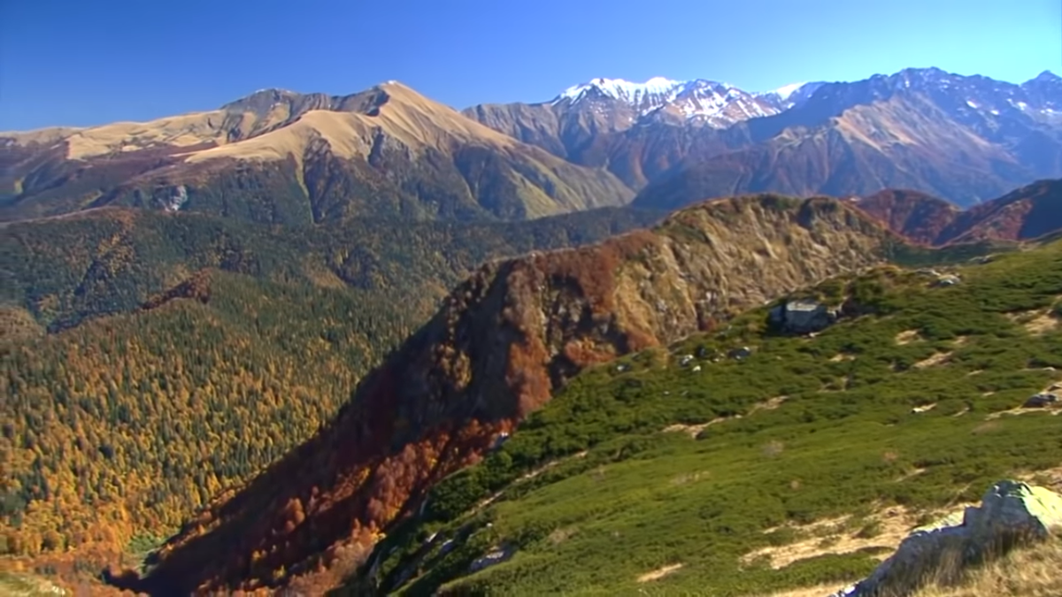 Горные зоны россии. Огромная гора. Кавказский хребет фото с Грозного. RXH гора больше.