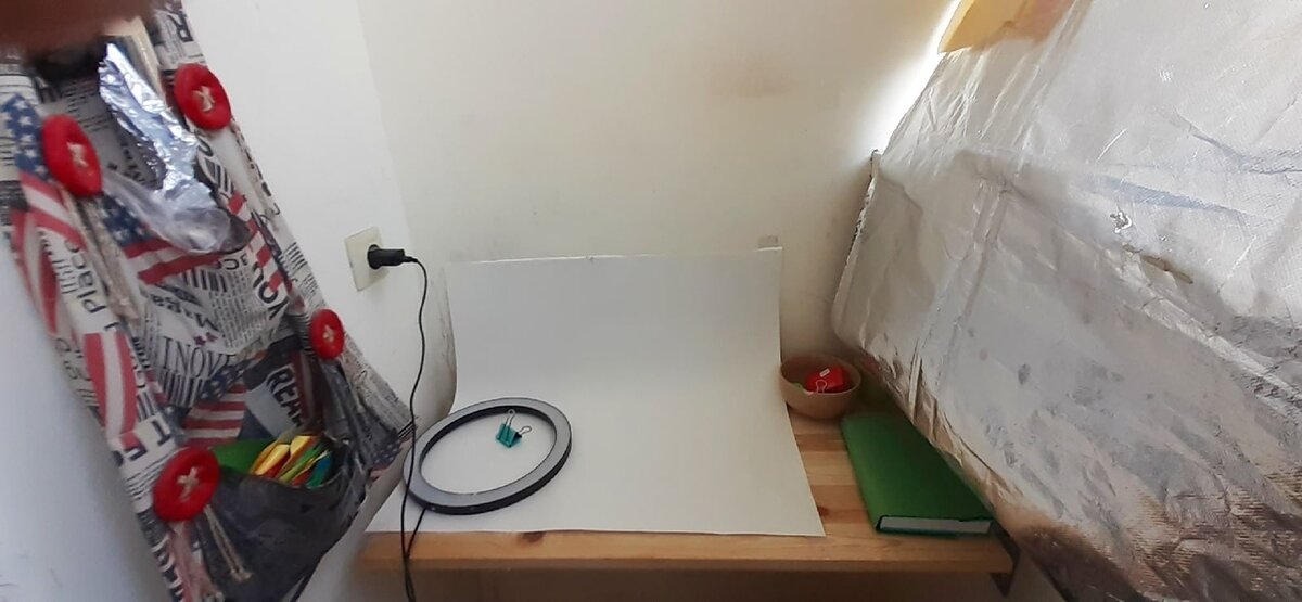 стол на балконе