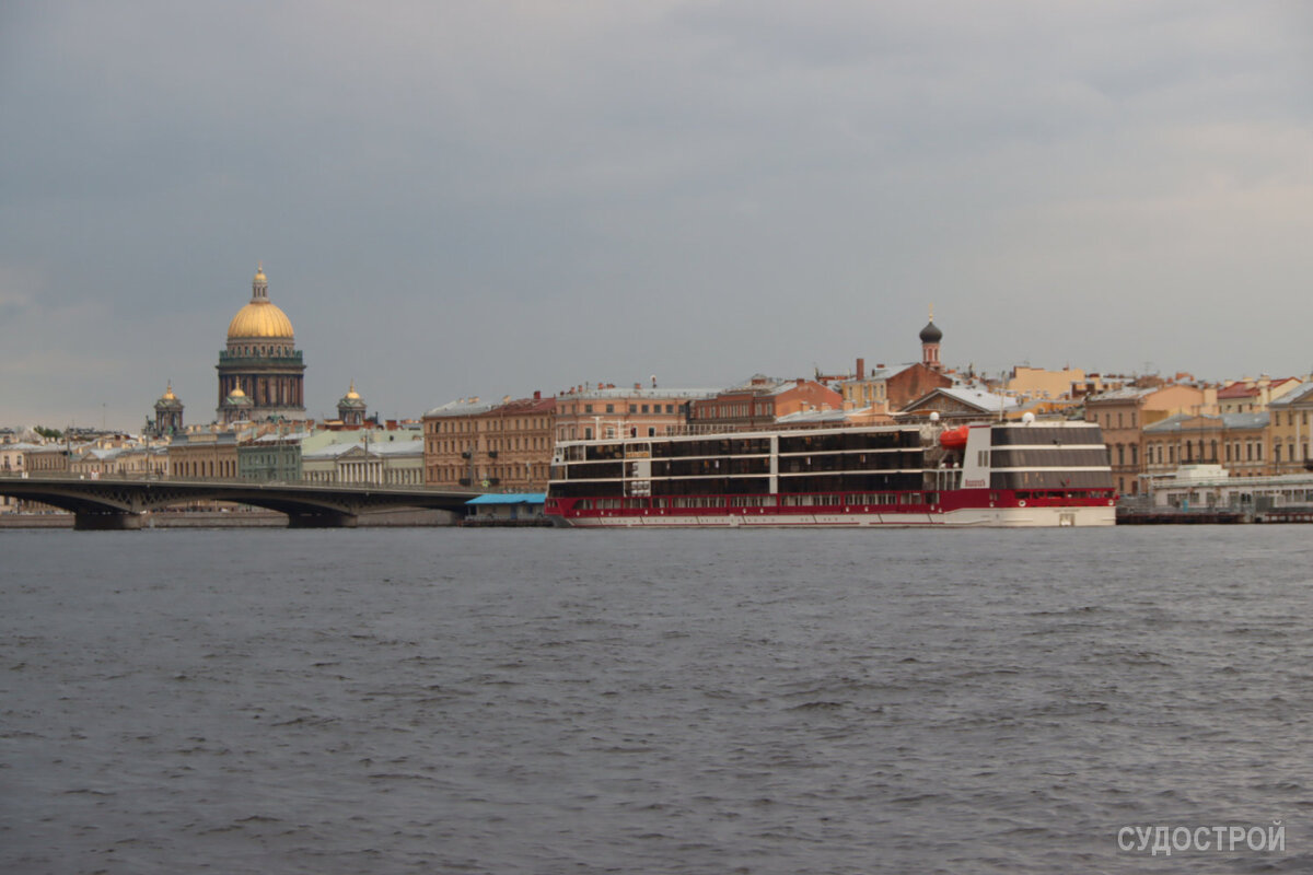 "Мустай Карим" на фоне Исаакиевского собора / Фото: Судострой