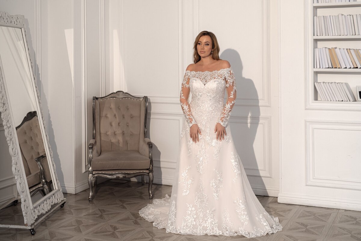 Свадебное платье кроя годе на невесте с формами