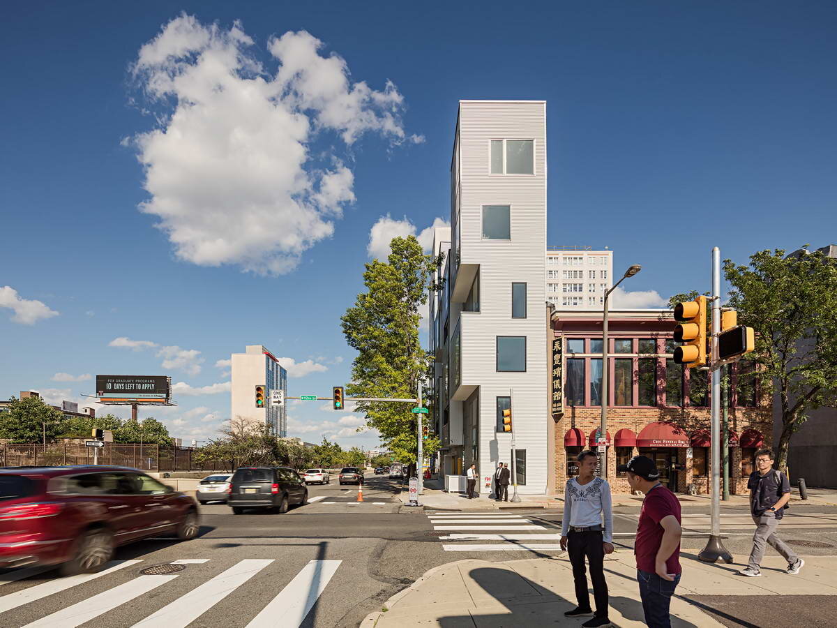 Архитектурная студия ISA построила стройный жилой комплекс в Филадельфии, максимально используя участок земли шириной парковочного места.