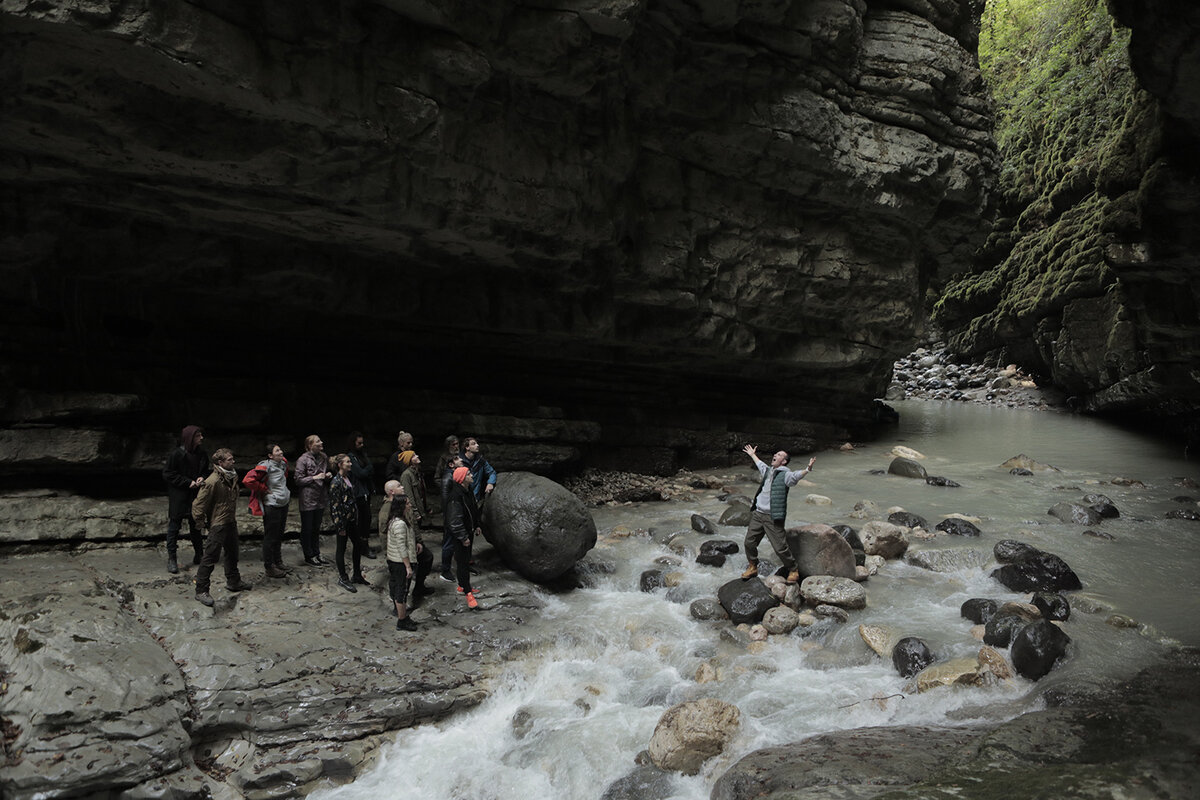 Шоу начинается.