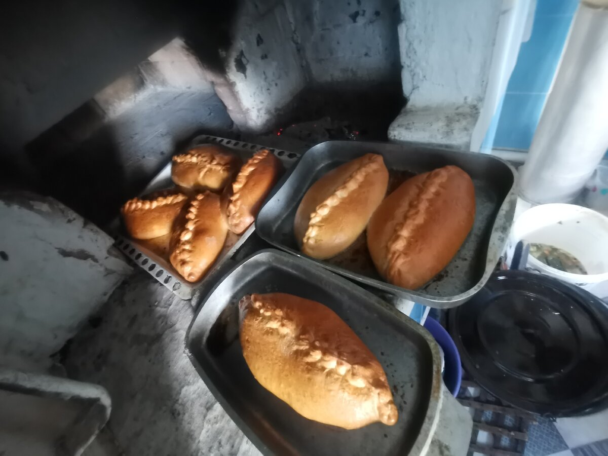 Растворить дрожжи и 1 столовую ложку сахара в 4 столовых ложках теплого молока. Дать постоять 10–15 минут. Перемешать.
Муку смешать с солью и 1 столовой ложкой сахара, добавить оставшееся молоко, дрожжи и замесить тесто. Накрыть влажной салфеткой и оставить подходить на 1 час в теплом месте, после чего обмять.
Для начинки яблоки некрупно порезать, добавить слив. масло с 1 столовой ложкой сахара и специями (дать немного настояться).
Когда тесто подошло второй раз (еще полчаса после того, как обмяли), сформировать из него шарики. Шарик раскатываем, накладываем начинку и формируем пирожок.
Пирожки уложить на противень, накрыть влажной салфеткой и оставить еще на 30 минут. Смазать взбитым яйцом.
Поставить пирожки в печь на примерно  25 минут