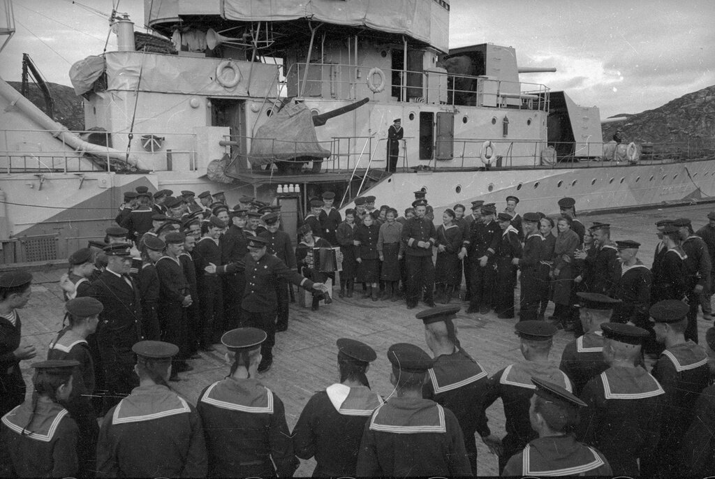 Концерт на фоне эскадренного миноносца «Сокрушительный», 1942 год, база Полярный. Фото Евгения Халдея.