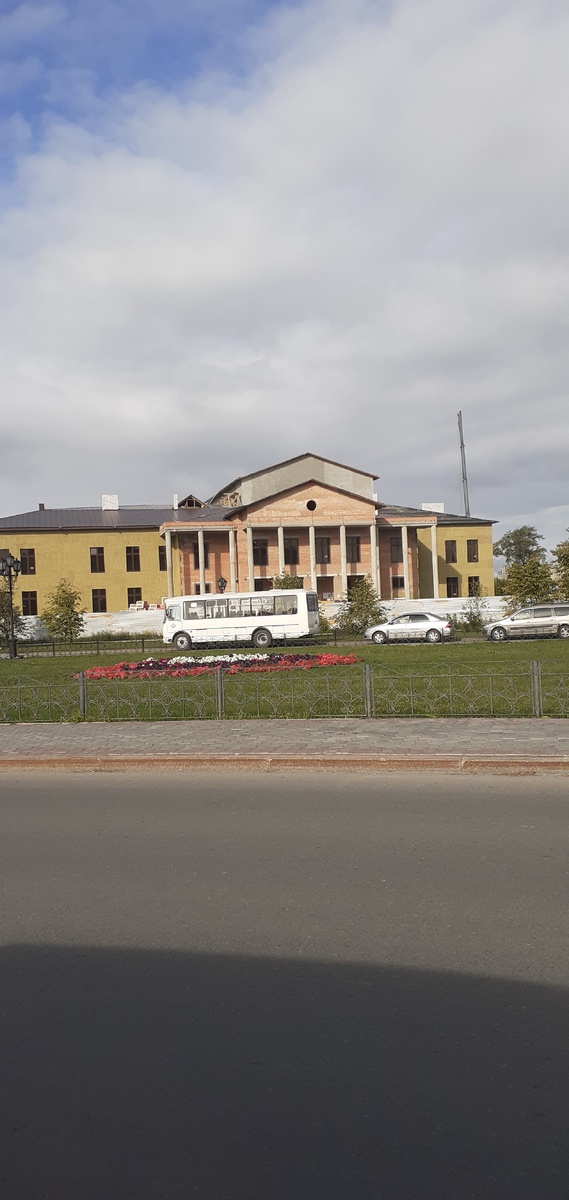 Каждый строит свою жизнь так как считает нужным сам. Так же как строиться дом , так и жизнь  все начинается с фундамента. 