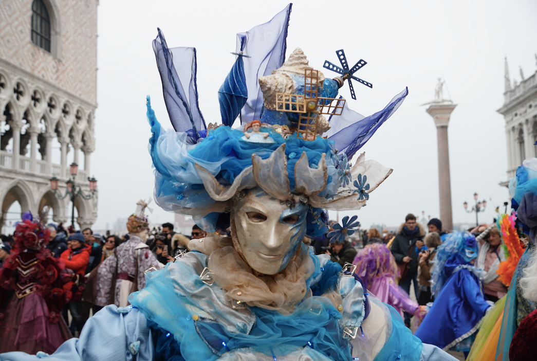 Carnival москва. Венецианский карнавал Карло Гольдони. Венецианский карнавал Шемякин. Карнавал в Венеции 2023. Венецианский карнавал Жюль Демерссман.