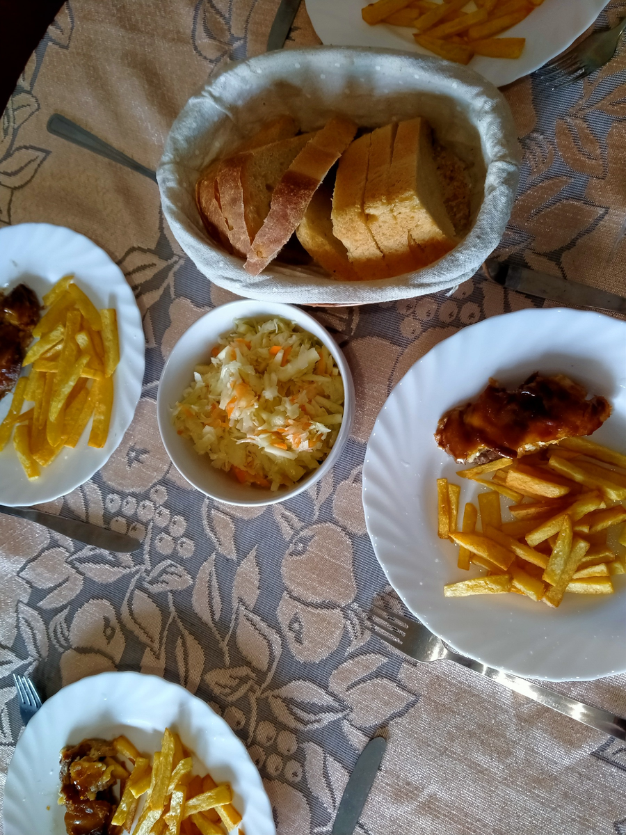 Зато тарелочки опустели в секунду