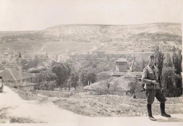 Немецкий солдат на фоне крымского города Бахчисарай, 1942 год.