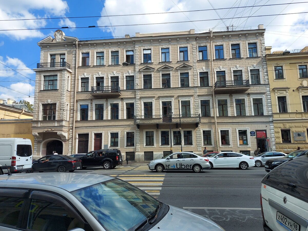 Дом, в котором находится студия.