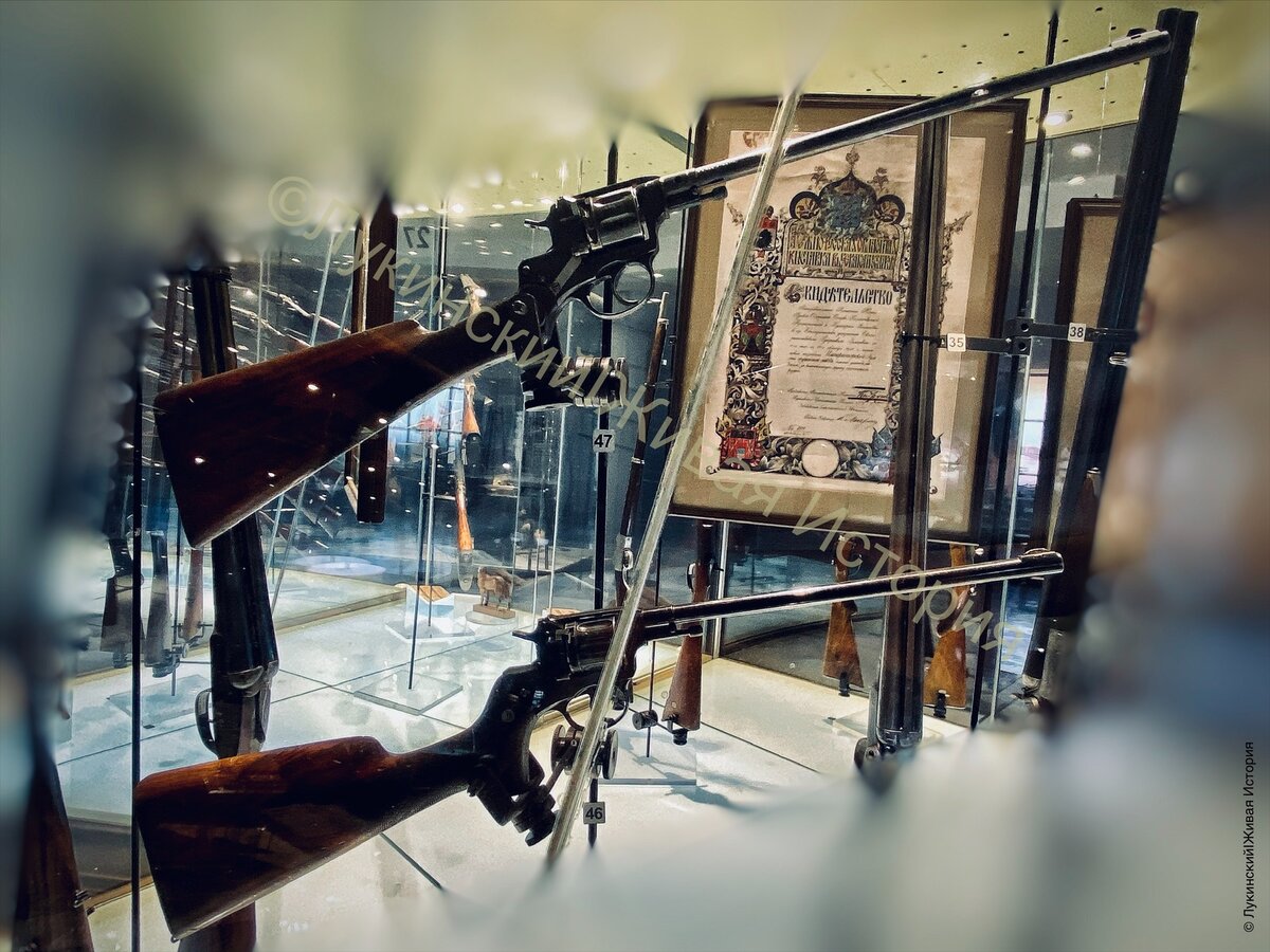 пограничный карабин на базе револьвера "Наган". калибр 7,62 мм, семизарядный, длина 70 см, вес 1,5 г. прицеливание шло по прорези над патронным барабаном и мушке на конце ствола. (Тульский оружейный завод, 1900 год)