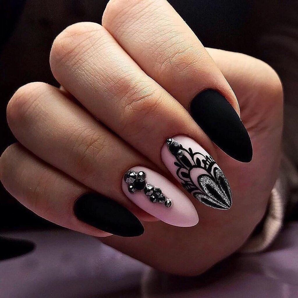 Таинственный темный маникюр. Фото оригинальных идей, тенденции 2020