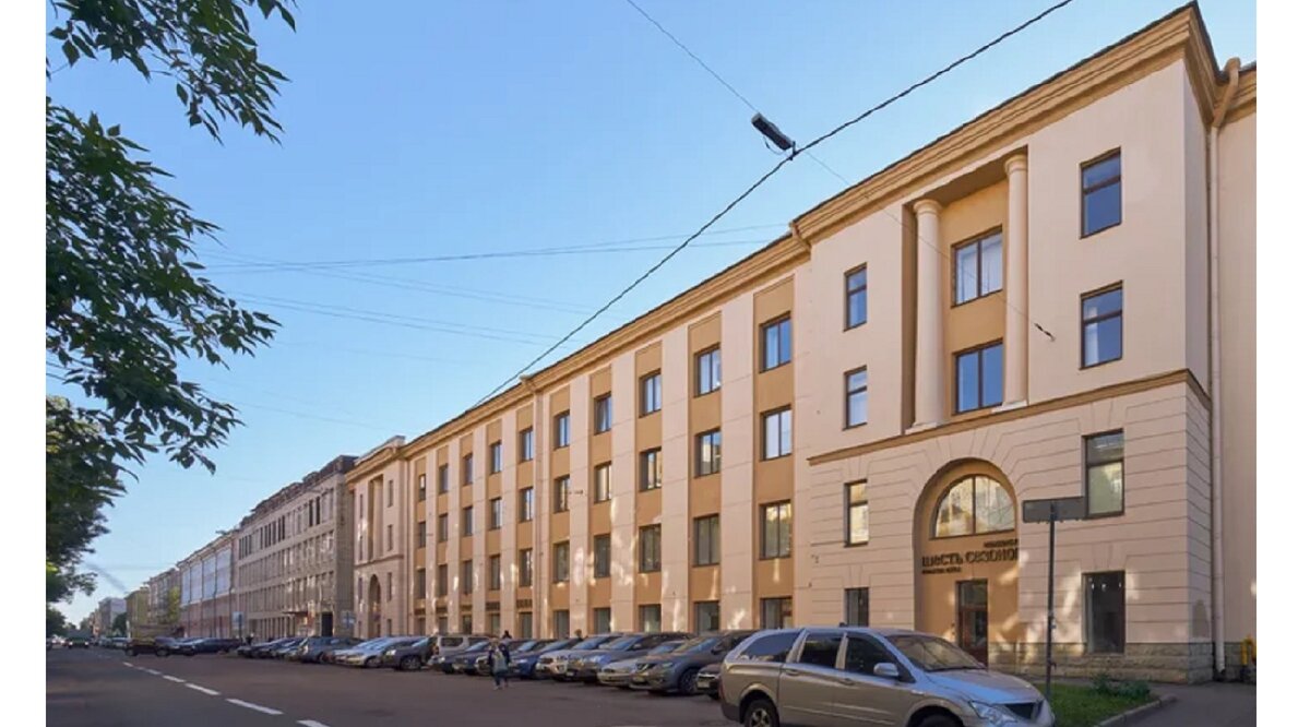 Потом еще участок на 13-й линии, где построили несколько производственных зданий (на фото). Спрос на инструменты был огромным: в 1870 году фабрика производила 50 пианино и роялей в год, а к 1900-му — 600.