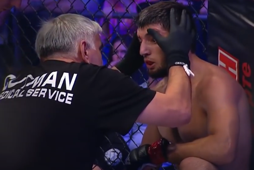 Катман пытается привести в чувство Алхасова после пропущенного удара