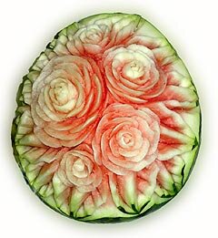 Занимательные истории и приключения продуктов и блюд
Арбуз
большая ягода ...
арбузКто из нас не знает и не любит красный и полосатый арбуз. Осенняя ягода вот уже несколько столетий радует потребителей своими вкусовыми качествами. Это своего рода привет из прошедшего жаркого лета.

Яркая окраска этой ягоды, позволяет творить кулинарные шедевры, поэтому любители карвинга очень любят работать с арбузом.
Но сначала об истории арбуза…

Арбуз - это стелющаяся лиана, относящаяся к однолетним травянистым растениям семейства Тыквенных.

Свою родословную арбуз ведет от диких растений тропической Африки. Центром происхождения ботаники считают пустыню Намиб и полупустыню Калахари, где до сих пор в долинах можно встретить заросли дикого арбуза.

Современный человек был бы крайне удивлен, доведись любому из нас увидеть, как выглядел арбуз до того, как примерно четыре тысячи лет назад за его облагораживание взялись люди. Это было нечто горькое на вкус и размером с грейпфрут.

Именно в таком состоянии эту зеленую ягоду - арбуз, если кто забыл, это не фрукт, а ягода, - нашли древние египтяне примерно в 2000 году до нашей эры и принялись над ней экспериментировать.

В Россию арбуз был завезен в 8-10 веках из Индии во времена оживленной торговли с Киевской Русью. Первоначально он прижился в Поволжье, а к 17 веку широко распространился и выращивался даже в центральных районах, как парниковая культура.

арбузПлод арбуза - ягодообразная тыквина состоящая из коры, сочной сладкой мякоти и семян. Форма плода, его размеры, вес и окраска зависят от сорта и условий выращивания.

Так, в 1952 году японский генетик и селекционер Кихара вывел сорт арбуза - столовый десертный, у которого не было семян, содержание сахара превышало 12% и одновременно с отличной лежкостью и транспортабельностью.

Плоды обычного столового арбуза содержат 6-12% сахаров, 1.5% клетчатки и гемицеллюлозы, 1-2% пектиновые вещества, каротин, витамины А, В, С, и Р, соли натрия, кальция, железа, магния и др. В пищу арбуз употребляют в свежем и соленом виде, приготавливают повидло, пастилу и мед (бекмез). Из арбузной корки готовят цукаты

Благодаря сочности, а также особому химическому составу сока, арбузы входят в диету при заболеваниях почек, печени, желудка, для лечения подагры, для предупреждения образования камней в почках и некоторых заболеваний сердца, при подагре. Высокое содержание железа обеспечивает арбузу ранг полезного продукта для профилактики малокровия.

арбузРациональные японцы обратили внимание на то, как много места теряется при транспортировке из-за круглой формы арбуза, - и вывели квадратный. С технической точки зрения проблема была решена блестяще, теперь в грузовик можно загрузить гораздо больше арбузов, одна беда – они совершенно пресные, как трава.

Ну, а нас интересуют арбузы сочные, сладкие и хрустящие, и таких только в одной Америке существует более трехсот видов. Вы спросите, при чем тут Америка, если все знают, что самые вкусные арбузы родом из Астрахани. Мы-то это знаем, а американцы ни о чем таком не ведают и совершенно серьезно считают себя самой арбузолюбивой нацией на планете. Следует признать, что у них для этого имеются некоторые основания.

При всей нашей любви к арбузу в России не догадались посвятить ему хотя бы один праздник в году, как, например, в Туркмении День дыни объявлен национальным праздником.

А вот в Соединенных Штатах в год проходит свыше сорока арбузных фестивалей. Это означает, что на время проведения любого из них тот или иной населенный пункт, пусть даже самый захолустный, объявляет себя «арбузной столицей мира».

Арбузу поклоняются как языческому божку и совершают в его честь множество разных безрассудств. Помимо традиционных американских парадов с тамбурмажорками, устраиваются, например, конкурсы: кто кого переплюнет. Это надо понимать буквально, поскольку конкурс состоит в том, что его участники плюются арбузными семечками на дальность.

 