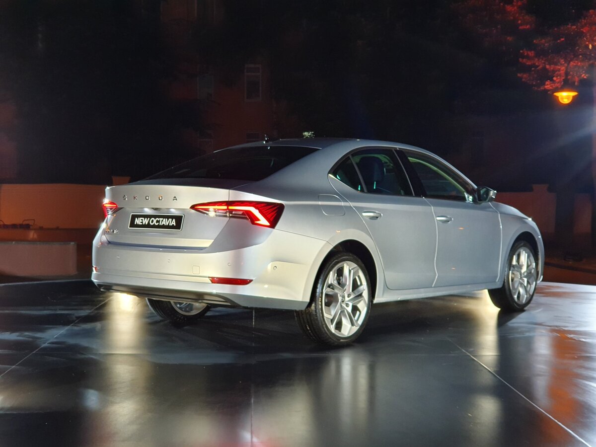 Колесная база осталась прежней. Но по размерам Октавия выросла. 