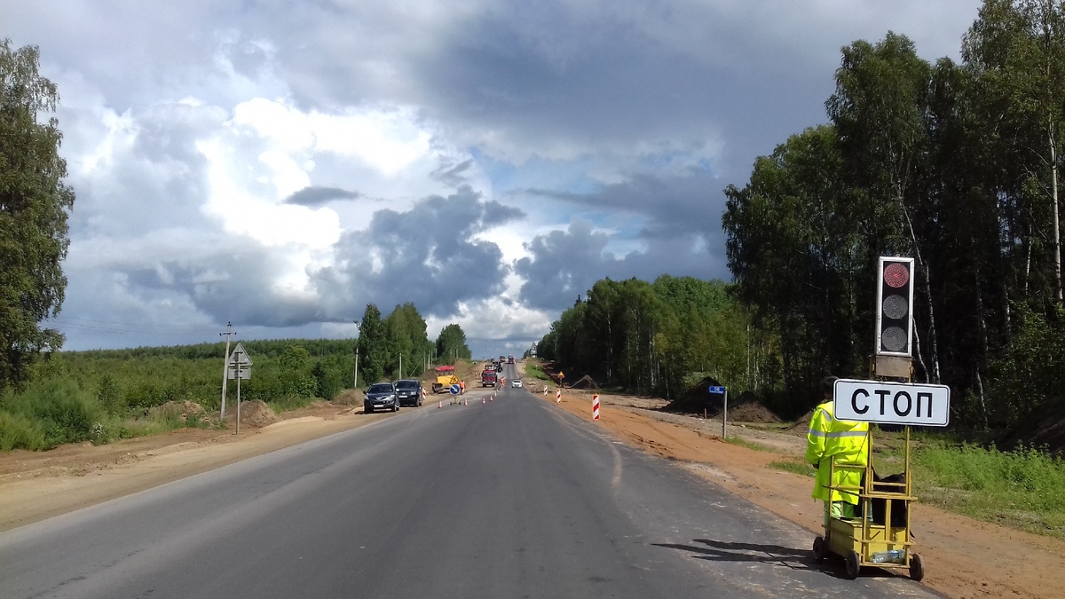 А потом самые нетерпеливые шпарят по обочинам. Наверняка те кто стоял в пробке испытывали дикое раздражение глядя на таких умников