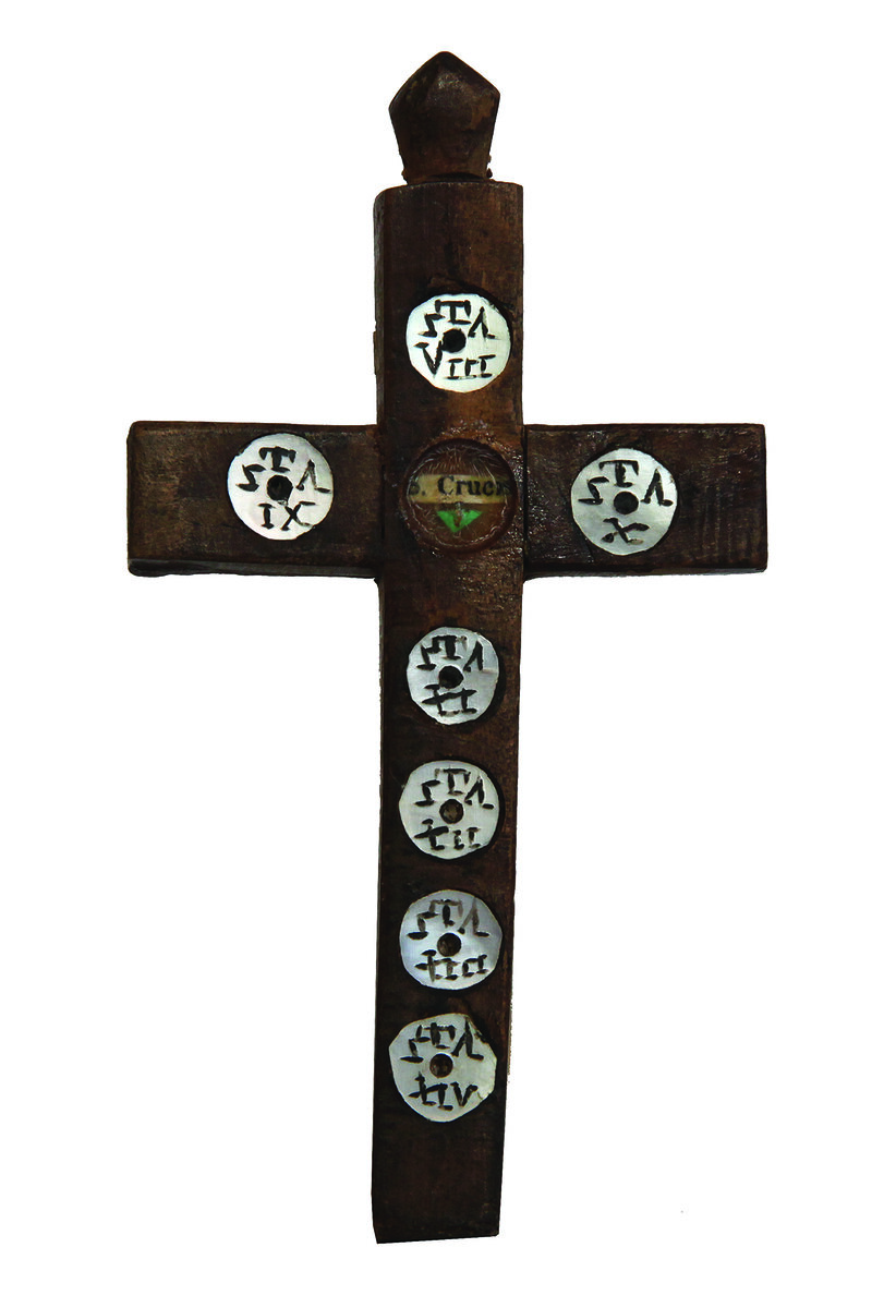 Фото 2. Крест-реликварий с частицами, взятыми с мест Остановок Христа по пути на Голгофу. 14,0 х 7,3 см.