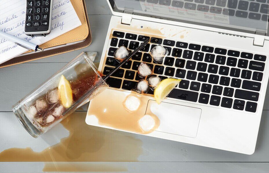 Что делать, если в ноутбук попала вода: первая IT-помощь