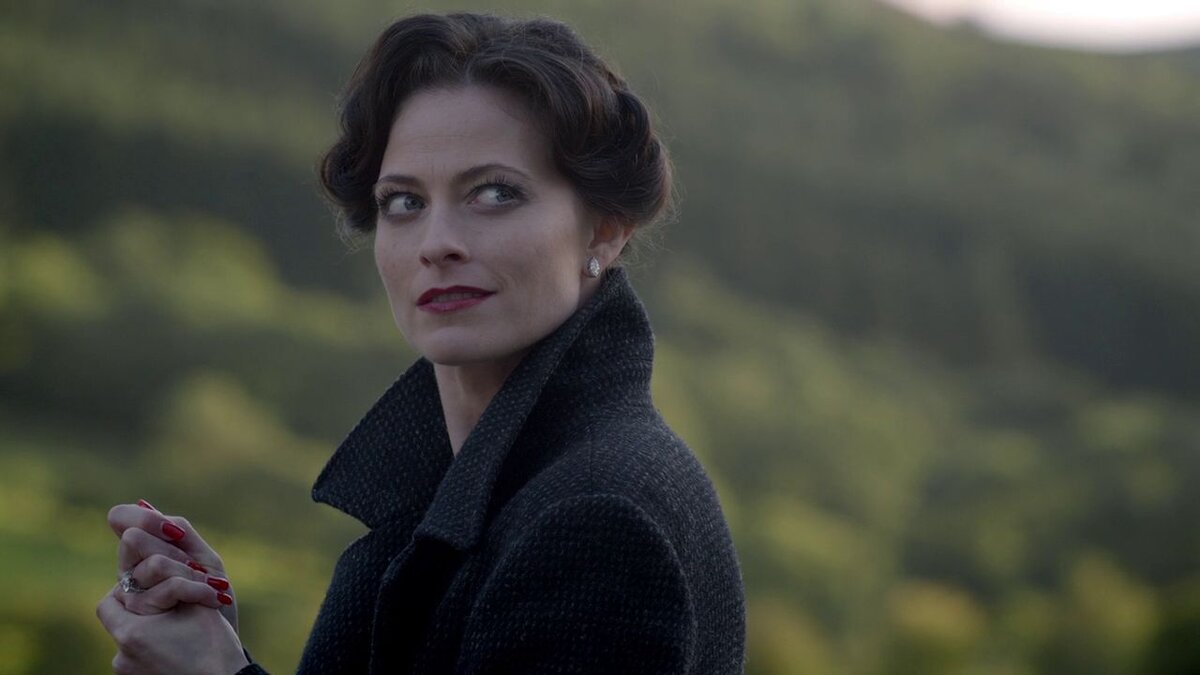 Ирэн Адлер в исполнении Лары Пулвер. Доминатрикс. Сериал "Шерлок" 2010е.