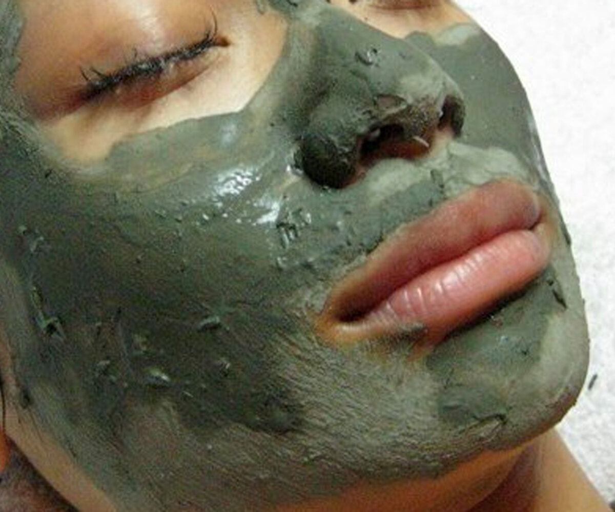 Делаю маску из глины. Глиняная маска для лица. Глина для лица. Маска из глины для лица. Маска из зеленой глины для лица.